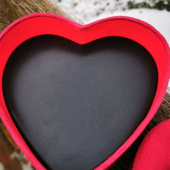 Laura Secord Heart Shaped Pink Velvet Chocolate Box with Bow - Picture 10 of 16